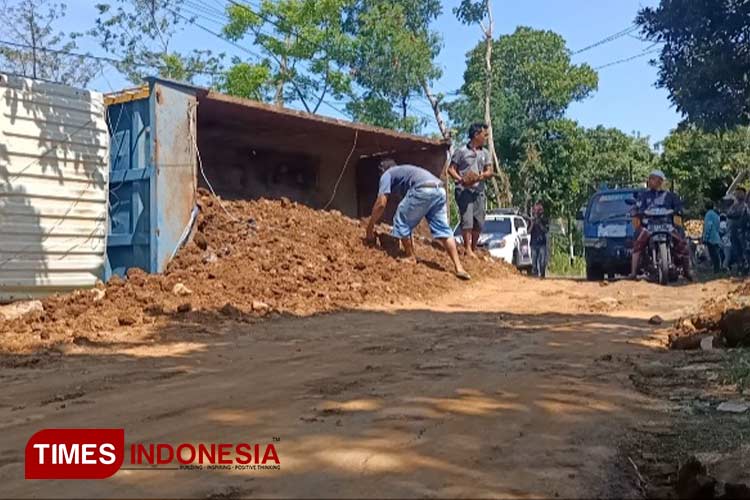 Tronton Bawa Material Tol Probowangi Tabrak Pemotor, 2 Orang Meninggal ...