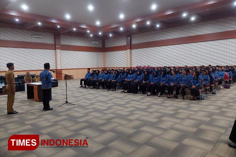 Pj Bupati Morotai Muhammad Umar Ali saat beri sambutan kepada 132 CPNS tahun 2022, Senin, 18 Desember 2023. (FOTO: Munces For TIMES Indonesia).