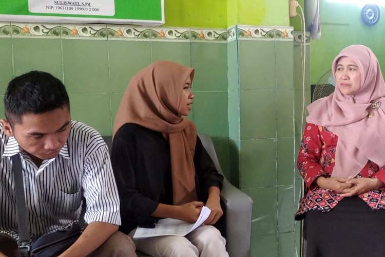 Kepala Sekolah SD Negeri 1 karang Bendo, Lumajang saat memberikan ditemui media. (Foto: Efendi For TImes Indonesia)