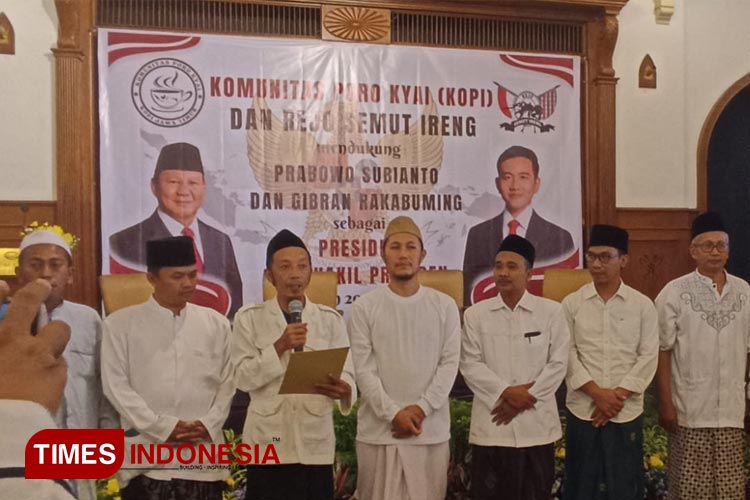 Komunitas Poro Kiai (KOPI) dan Rejo Semut Ireng saat melakukan deklarasi mendukung Prabowo Gibran di Hotel Majapahit Surabaya, Senin (18/12/2023).(Foto : Aminudin/MG-TIMES Indonesia)