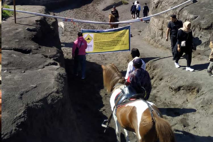 Masih Temukan Wisatawan Membandel Pasca Larangan Ke Kawah Gunung Bromo ...