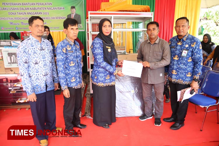 Pj Bupati Nagan Raya Aceh menyerahkan bantuan untuk pelaku UMKM secara simbolis, Selasa (19/12/2023). (Foto: T. Khairul Rahmat Hidayat/TIMES Indonesia)