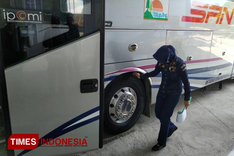 Penumpang menggunakan Bus Satria di Kota Kediri