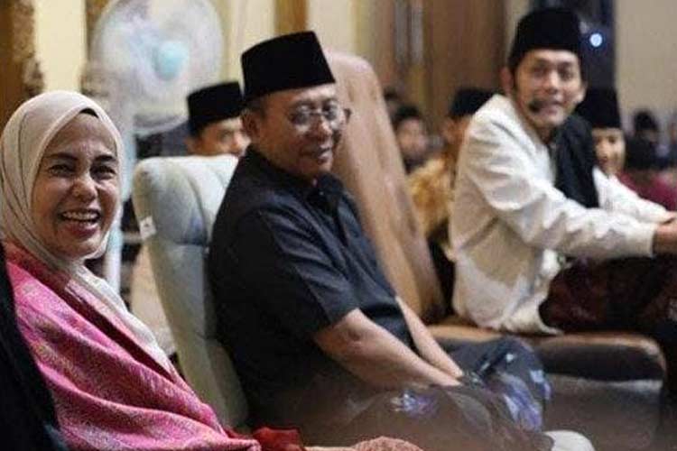 Ning Siti Atikoh, istri Capres Ganjar Pranowo, saat silaturrahmi ke pengajian rutinan Majelis Ta'lim Sabilu Taubah yang dipimpin Gus Muhammad Iqdam atau Gus Iqdam di Desa Kolomsyan, Srengat, Blitar, Senin (19/12/2023) malam.