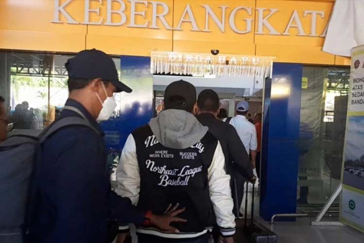 KPK menggiring tiga orang pejabat eselon II di lingkup Pemprov Malut ke Jakarta melalui Bandara Sultan Baabullah Ternate, sekitar pukul 07.15 Wit menggunakan Garuda Indonesia GA 649, Selasa (19/12/2023). (Foto: ANTARA/Abdul Fatah)