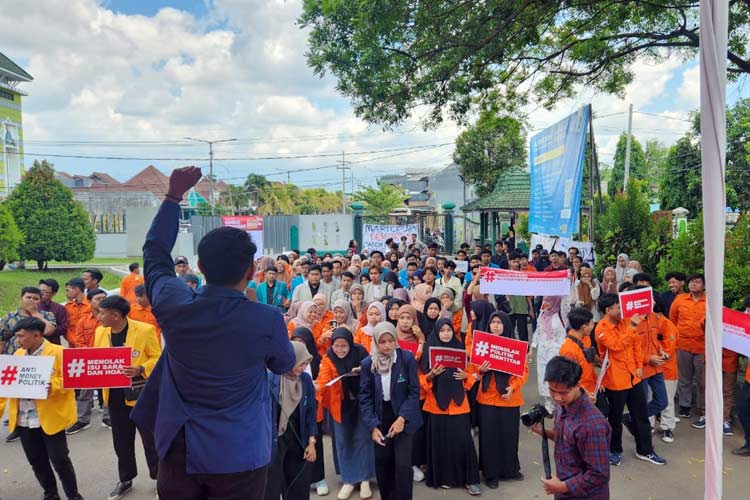 Forum BEM Jember saat laksanakan mimbar demokrasi di Kampus Universitas Islam Negeri Kiai Haji Achmad Siddiq (UIN KHAS) Jember,  pada Rabu, (20/12/2023) (Foto: BEM Jember)