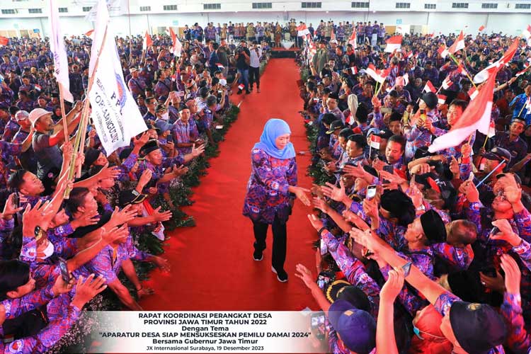 Gubernur Khofifah mendapat sambutan luar biasa saat acara Rapat Koordinasi Perangkat Desa Pemerintah Provinsi Jawa Timur Tahun 2023 yang bertepatan dengan Hari Jadi ke-13 PPDI Jatim di JX International Surabaya, Selasa (19/12/2023). (FOTO: Dok. Humas
