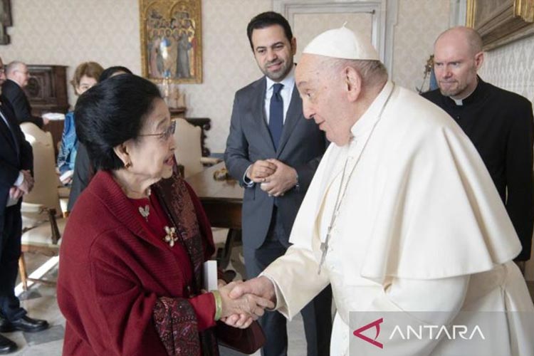 Presiden ke-5 RI Megawati Soekarnoputri bertemu dengan Paus Fransiskus di Vatikan. (Foto: ANTARA/Monang Sinaga/pri)