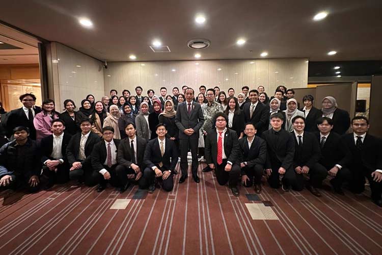 PPI Jepang take a moment with the President of Indonesia during ASEAN-Japan Summit. (Photo: PPI Jepang) 