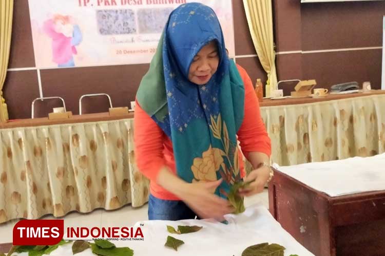 Sawitri Satyawati Isteri Kepala Desa Buniwah Kecamatan Bojong Tegal Pelopori Kampung Ecoprint Desa Buniwah (Foto: Cahyo Nugroho For TIMES Indonesia)