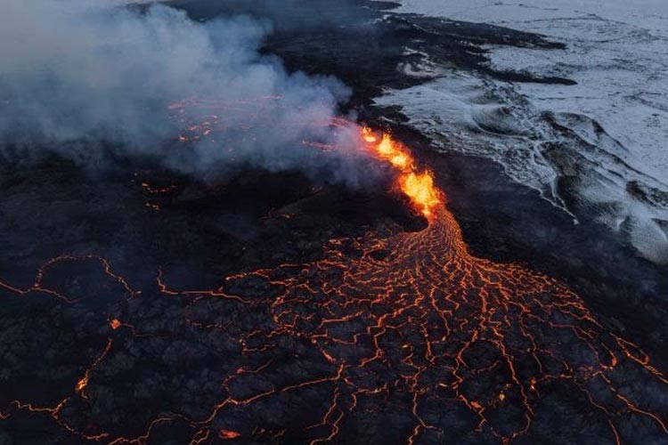 Bagian yang aktif dari gunung berapi dekat Grindavik, Islandia, terlihat dari atas pada hari Selasa.  