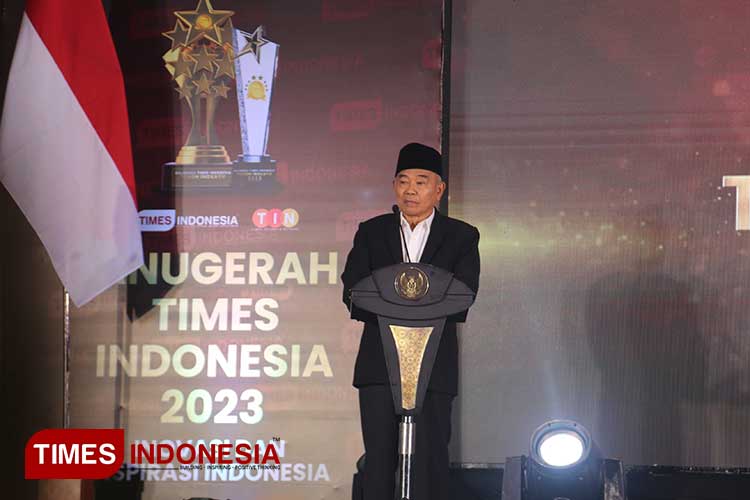 KH Asep Saifuddin Chalim bercerita tentang perjuangan mengembangkan pendidikan Islam. Pada ajang Anugerah TIMES Indonesia yang berlangsung di Grand Mercure Mirama Surabaya, Kamis (31/12/2023). (FOTO: Tria Adha/TIMES Indonesia)