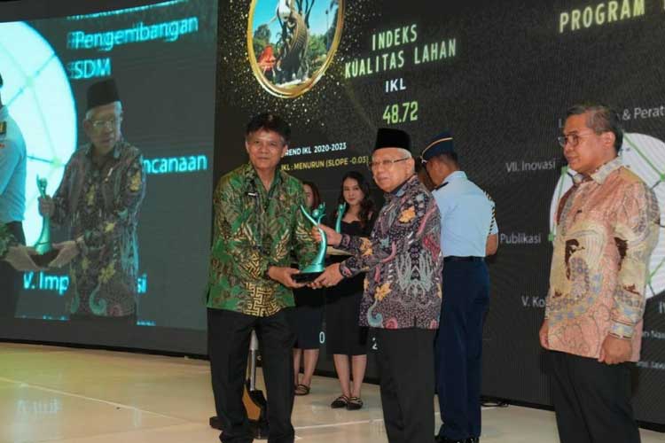 Wapres KH Ma'ruf Amin menyerahkan penghargaan Anugerah Kinerja Pengelolaan Lingkungan Hidup Daerah. (FOTO: ist) 