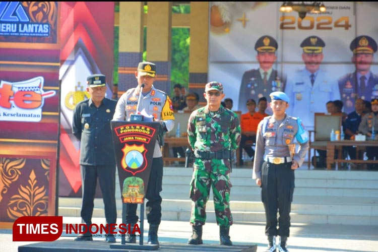 Kapolres Ponorogo AKBP Anton Prasetyo pimpin Apel Gelar Pasukan Operasi Lilin Semeru 2023. (Foto:Marhaban/TIMES Indonesia)