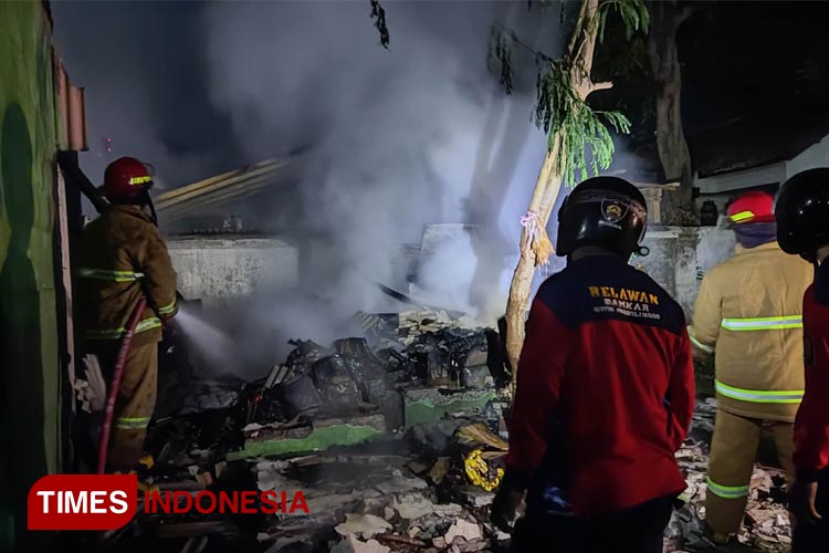 Proses pemadaman api oleh petugas Damkar Kota Probolinggo. (Foto: Damkar Kota Probolinggo for TIMES Indonesia)