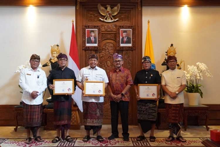 Pj Gubernur Provinsi Bali didampingi Bupati Giri Prasta dan Wali Kota Denpasar saat menerima Penghargaan. (Foto: Prokopim Provinsi Bali) 