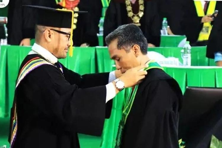 Rektor UIN Surabaya Prof Muzakki mengukuhkan Prof Muhibbin. (Foto: UIN SA for TIMES Indonesia)