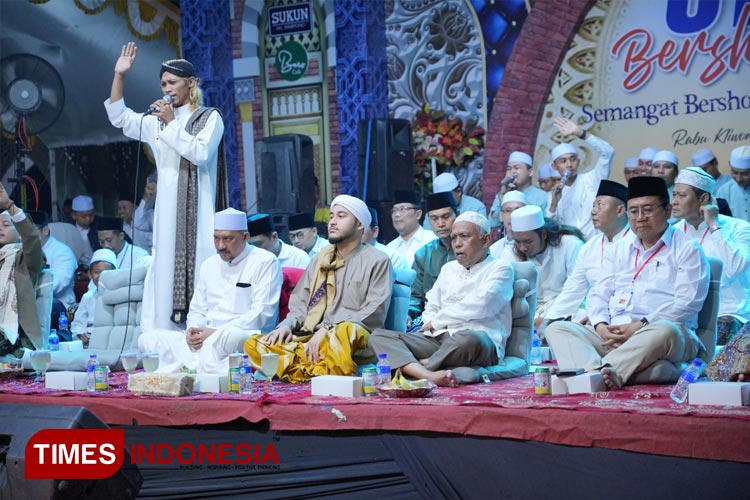 UMK Bersholawat di Masjid Darul Ilmi UMK menghadirkan sejumlah habib dan Kyai Zaman Assekhal Karangayung diiringi majelis dzikir dan sholawat dari Grobogan. (Foto: Arif/TIMES Indonesia)