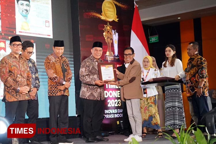BHS Raih Penghargaan Tokoh Pengembang Ekonomi Lintas Nusantara
