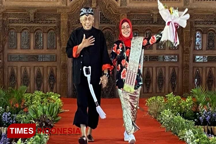 Bupati Sugiri Sancoko bersama istri saat tampil di catwalk fashion show peringatan Hari Ibu ke-95 tahun 2023.(Foto: Marhaban/TIMES Indonesia)