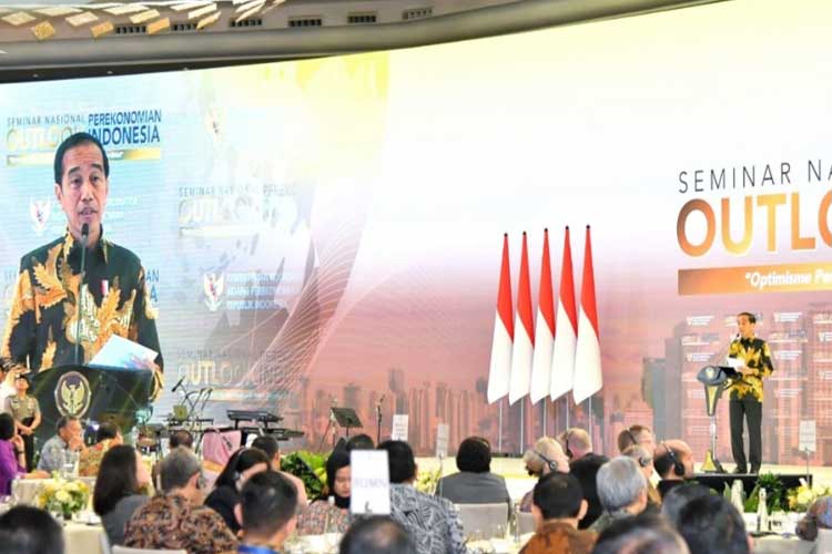 Presiden Joko Widodo saat acara Outlook Perekonomian Indonesia yang diselenggarakan di Hotel St. Regis, Jakarta, Jumat, (22/12/2023). Foto: (BPMI Setpres/Vico) 