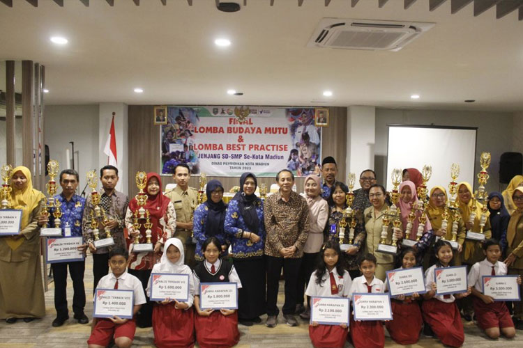 Peserta Lomba Budaya Mutu dan best practice bersama juri.  (Foto: Humas UNIPMA for TIMES Indonesia)