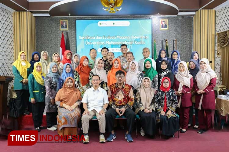 Rektor UMKU Dr. Edy Soesanto foto bersama dengan perwakilan 16 rumah sakit di eks Karisidenan Pati untuk perkuat kemitraan. (Foto: Arif/TIMES Indonesia)