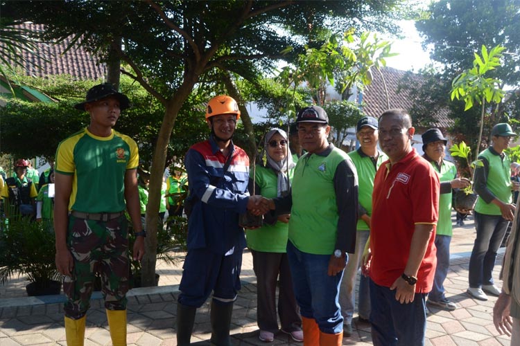 Pembina Kaderling Kota Malang Drs Wasto bersama Regional Corcom Manager Alfamart Mochammad Faruq secara simbolis menyerahkan bibit tanaman buah ke relawan sebelum ditanam di bantaran Kali Rolak, Sabtu (23/12/2023). (Foto: Alfamart for TIMES Indonesia