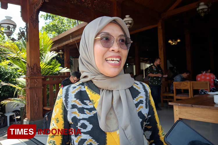 Kordinator Divisi Sumber Daya Manusia Organisasi Pendidikan dan Pelatihan (SDMO Diklat) Bawaslu Magetan, Eka Juwita Haryani saat diwawancarai TIMES Indonesia terkait PTPS. (Foto: Aditya Candra/TIMES Indonesia)