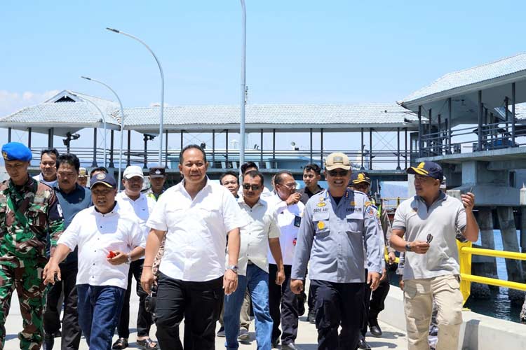 Pj Gubernur Bali SM Mahendra Jaya saat melakukan peninjauan di Pelabuhan Gilimanuk, Sabtu (23/12/2023). (Foto: Humas Provinsi Bali or TIMES Indonesia)