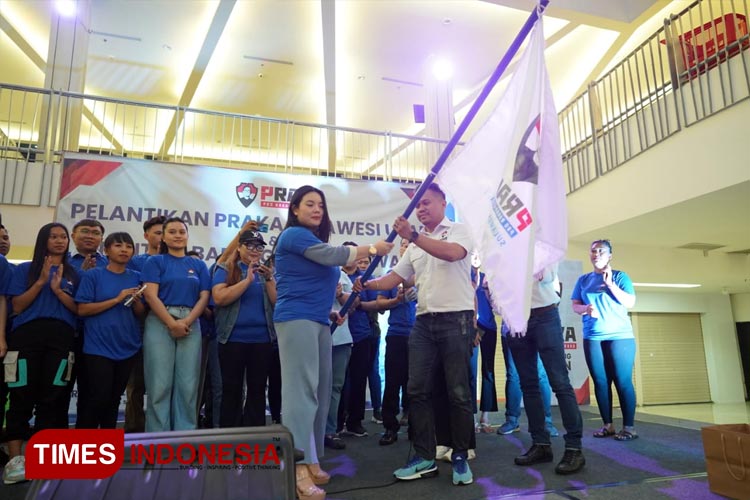 Ketua Umum Praka Osco Olfriady Letunggamu memberikan Bendera Praka kepada Ketua Praka Sulawesi Utara Hillary Briggita Lasut. (FOTO: Demokrat Sulut for TIMES Indonesia)