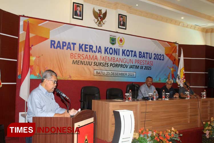 Kepala Dinas Pendidikan Kota Batu, M Chori saat membuka Rapat Kerja KONI Kota Batu tahun 2023 yang dilaksanakan di Hotel Zam-Zam. (Muhammad Dhani Rahman/TIMES Indonesia)