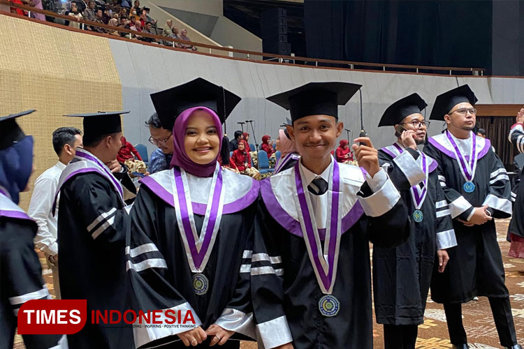 Mahasiswa Uhamka yang ikut wisuda di Balai Sidang Jakarta Convention Center. (FOTO: Moh Ramli/TIMES Indonesia)