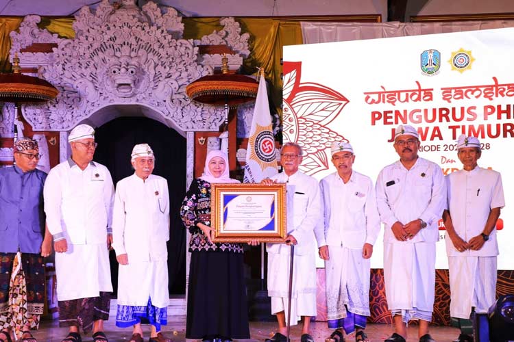 Gubernur Khofifah menerima penghargaan sebagai pemimpin pemersatu umat beragama dalam Kebhinekaan di Jawa Timur dari Parisada Hindu Dharma Indonesia (PHDI) Provinsi Jawa Timur, Sabtu (23/12/2023) malam. (Foto: Dok. Humas Pemprov Jatim)