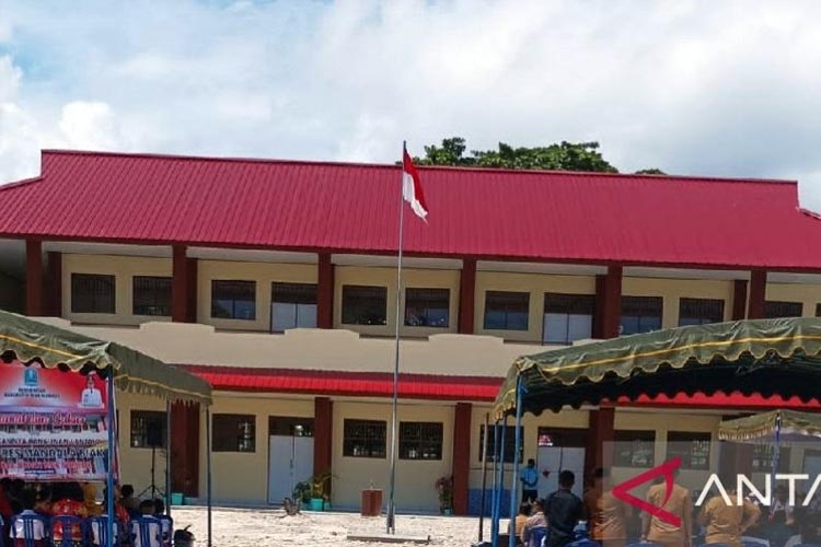 Gedung SD Inpres Mandala berlantai dua Distrik Biak Kota, Kabupaten Biak Numfor, Papua dibangun dari dana Otsus Papua tahun 2022. (FOTO: ANTARA/Muhsidin)