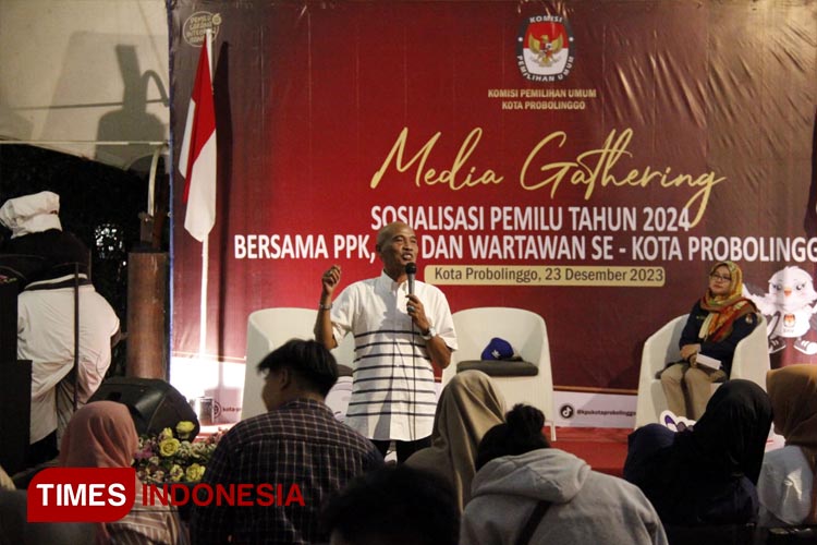 Ketua Mappilu Jatim Mahmud saat memberikan materi pada Media Gathering yang dilaksanakan oleh KPU Kota Probolinggo. (FOTO: Rizky Putra Dinasti/TIMES Indonesia)
