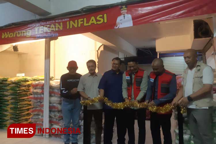 Pj Wali Kota Malang, Wahyu Hidayat saat meresmikan warung tekan inflasi di Pasar Dinoyo. (Foto: Rizky Kurniawan Pratama/TIMES Indonesia)