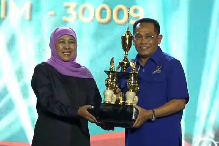 Gubernur Khofifah menyerahkan piala kepada Ketua KORMI Jatim Hudiyono di GOR Kertajaya Surabaya pada Rabu 19 Desember 2023.(Dok.KORMI Jatim)