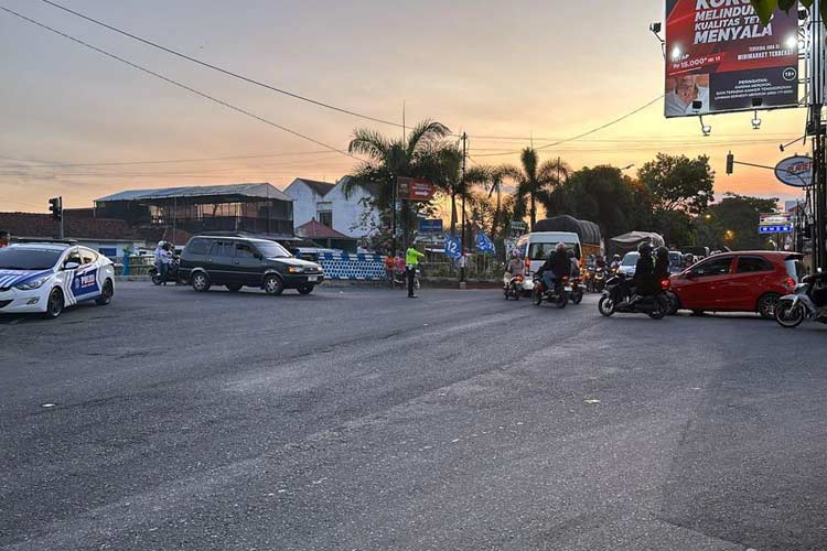 Petugas Dishub saat mengatur arus kendaraan di simpang Karanglo Singosari, mengantisipasi kepadatan dan kemacetan selama liburan Nataru, kemarin. (Foto IST Dishub Kabupaten Malang) 
