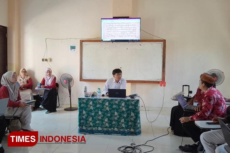 Suasana kegiatan kolaboratif Tarbiyah Suka Mengajar UIN Suka Yogyakarta sesi Aksara Jawa di STKIP PGRI Pacitan. (FOTO: Yusuf Arifai/TIMES Indonesia) 