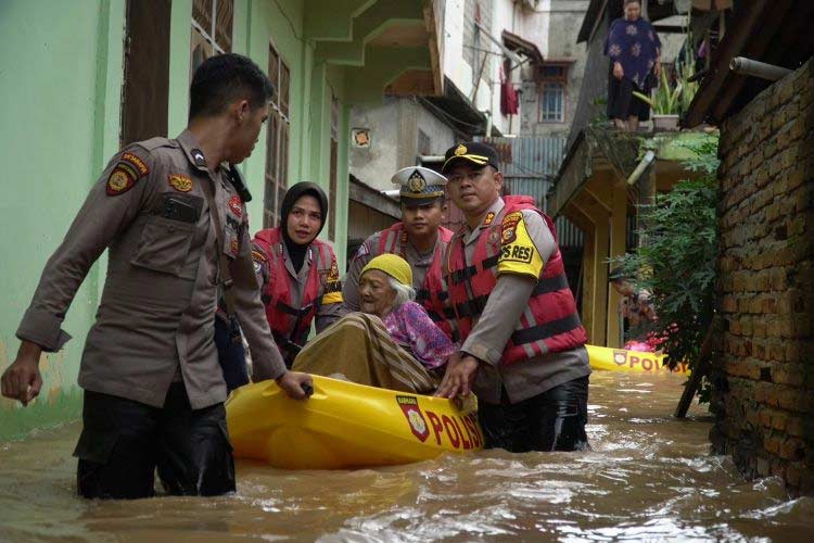 Banjir Di Tiga Desa Di Rokan Hulu, Evakuasi Puluhan Warga Berlangsung ...