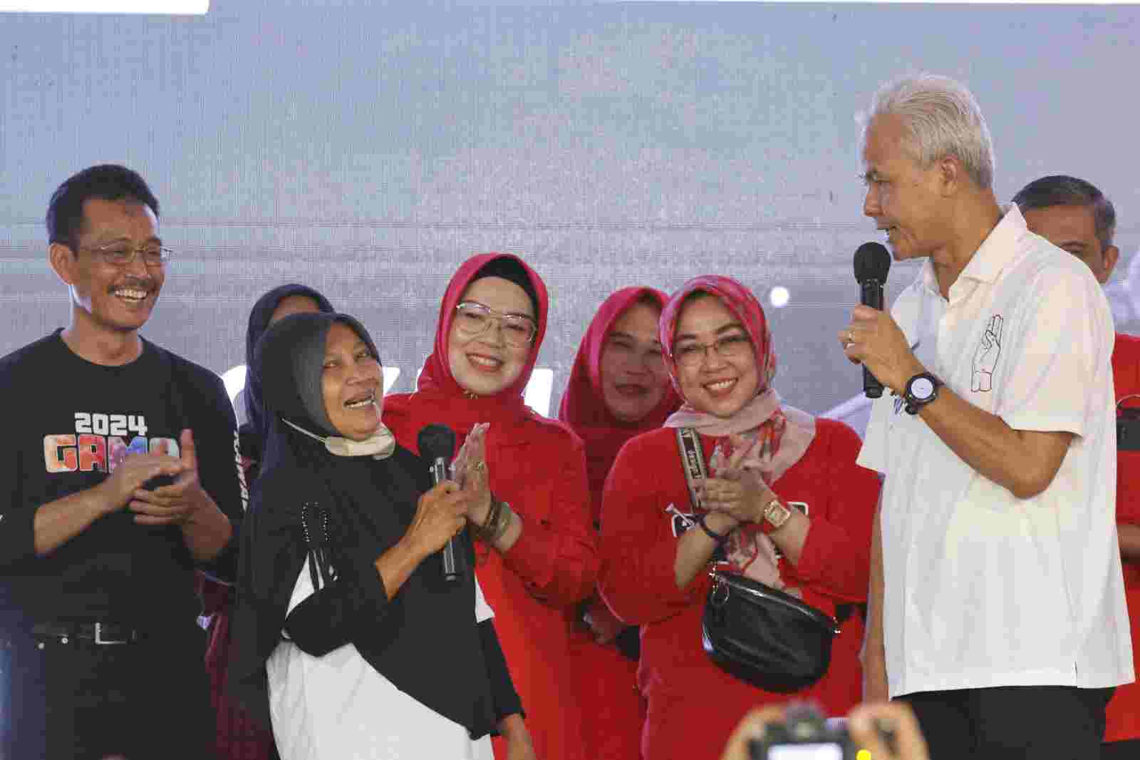 Ganjar bersama warga di di Lapangan Desa Cangkol, Kecamatan Mojolaban, Sukoharjo, Jateng, 26 Desember 2023.