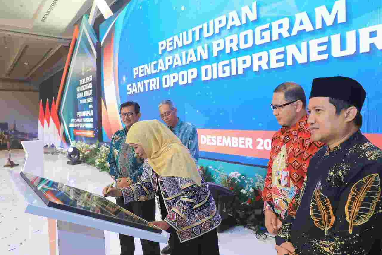 Gubernur Khofifah menandatangani prasasti penutupan program Santri OPOP Digipreneur.