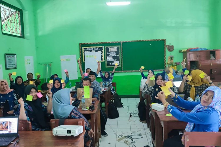 Peserta Lokakarya Program Sekolah Penggerak Angkatan 3 membuat keyakinan kelas. (Foto: Humas UNIPMA for TIMES Indonesia)