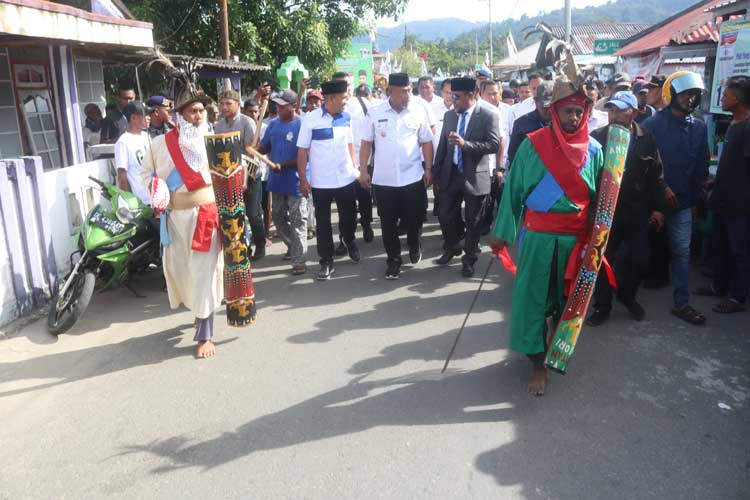 Gubernur Maluku Murad Ismail saat menghadiri Upacara Peringatan ke-74 Tahun, Penaikan Bendera Merah Putih Pertama di Maluku di Halaman Rumah Raja Negeri Hitu Messing, Rabu (27/12/2023). (FOTO: Diskominfo Maluku)