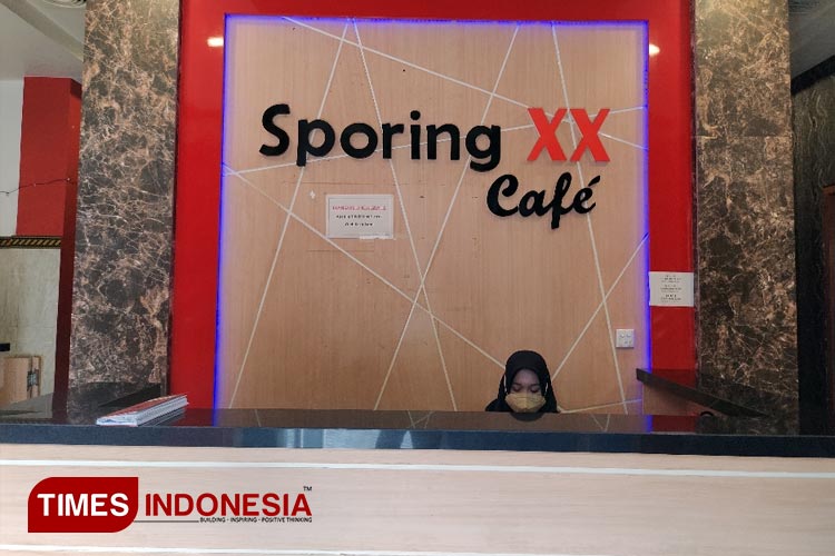 Tempat hiburan malam atau karaoke Cafe Sporing di Jalan Simpang Kusuma Bangsa Kecamatan/Kabupaten Lamongan Jawa Timur saat membuka pintu, Rabu (27/12/2023), (FOTO: Moch. Nuril Huda/TIMES Indonesia)