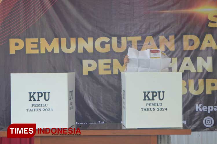 Simulasi Pemilu 2024 yang diadakan di TPS, halaman Kantor KPU Kabupaten Malang, Rabu (27/12/2023). (Foto Adhitya Hendra/TIMES Indonesia)