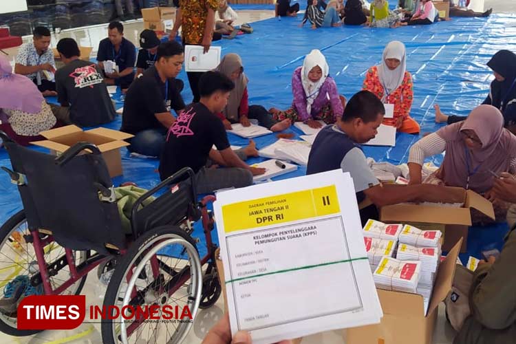 Ratusan pekerja lepas dikerahkan untuk melipati ribuan surat suara menjelang Pemilu 2024 yang tinggal dua bulan lagi di Kudus. (Foto: Arif/TIMES Indonesia)