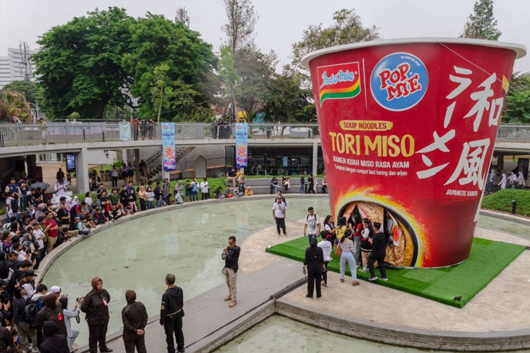 Giant Cup Pop Mie Tori Miso di Taman Literasi Martha Christina Tiahahu. (FOTO: ist) 