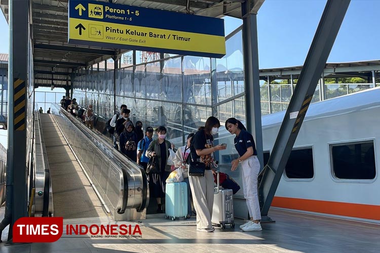 Suasana para wisatawan saat berada di stasiun baru Kota Malang. (FOTO: Rizky Kurniawan Pratama/TIMES Indonesia)